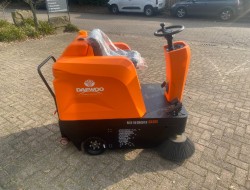 2022 Daewoo DAS80 Veegmachine 48v VT311 | Tuin / Parkmachine | Grasmaaier/Veegmachine