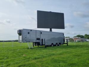 2003 Mobiel LED Scherm 40m2 (830x480cm) P6 met aggregaat