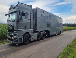 2003 Mobiel LED Scherm 40m2 (830x480cm) P6 met aggregaat LT376 | Transport | Auto's